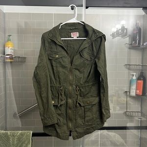 Medium army green jacket, size medium, very cute, adjustable on sides
